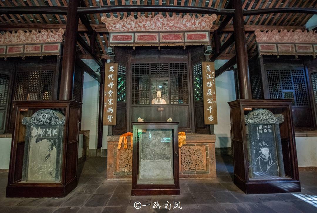 主要建築位於湖邊,詩史堂,工部祠,少陵草堂碑亭,花徑,梅園,浣花祠都是