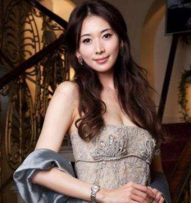 林志玲穿亮片裙拍大片,靠在楼梯上拍照动作奔放,尽显腰部曲线-第6张