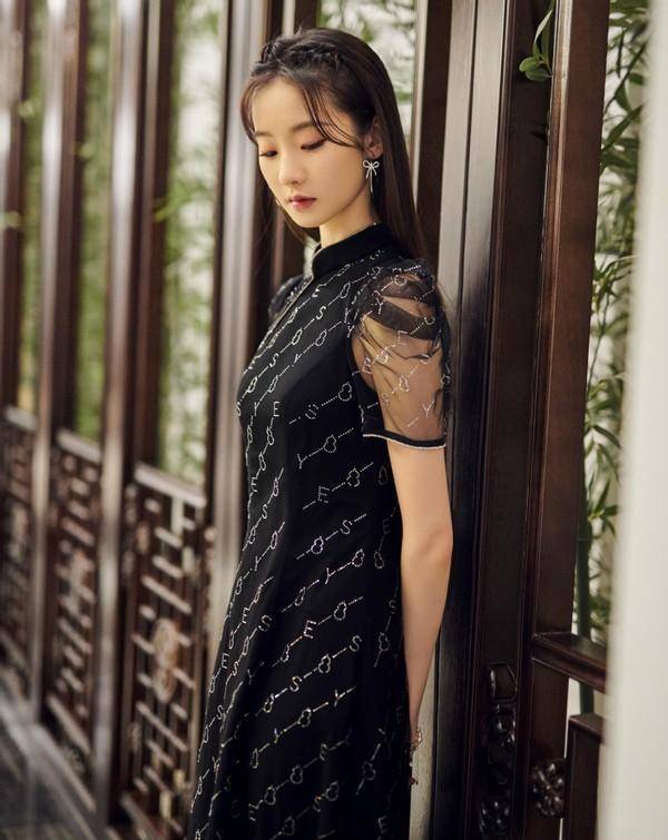 原创有一种民国美叫张艺凡穿黑色旗袍不但不老气还很优雅娇媚