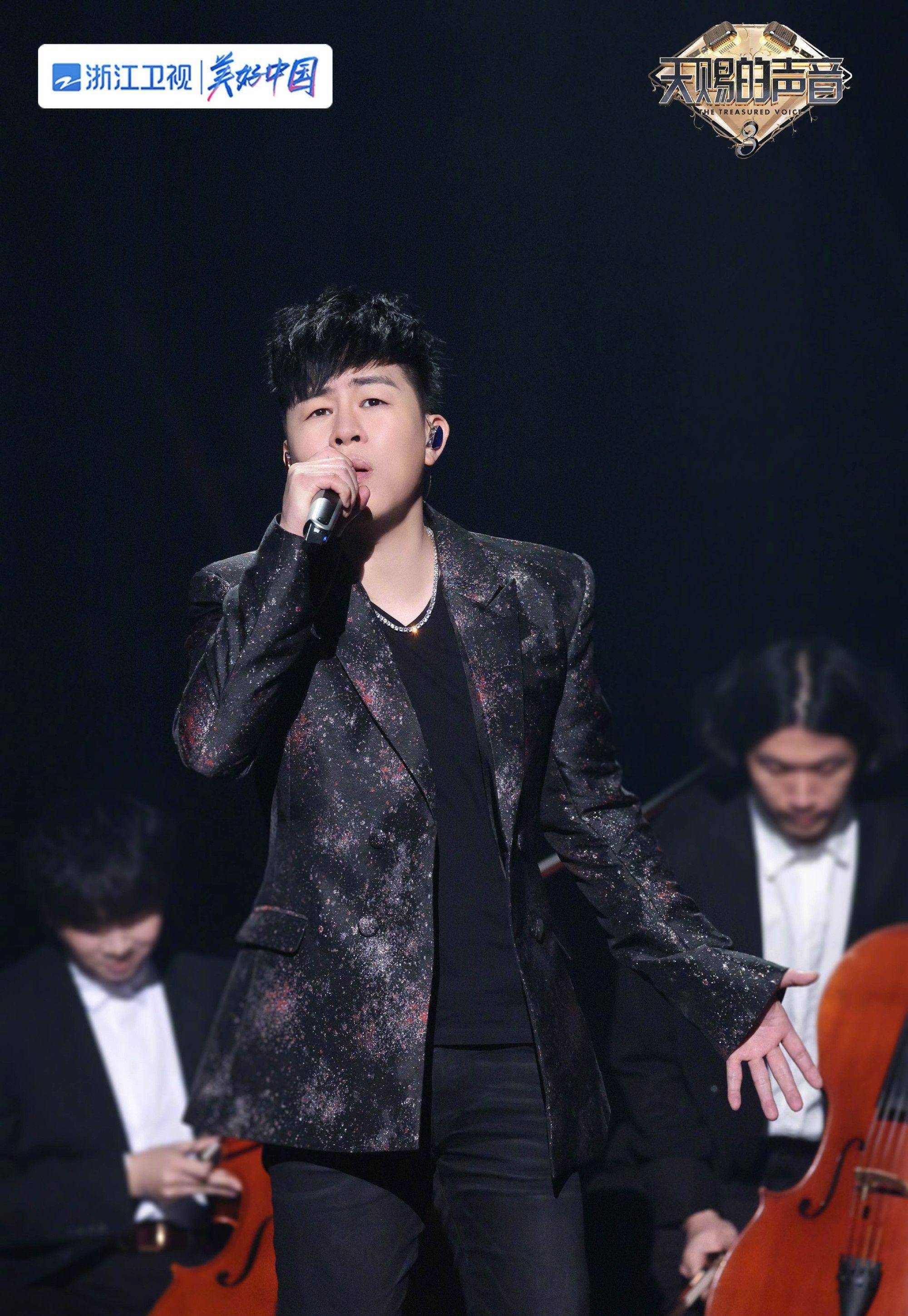 丰富了歌曲的故事感,胡彦斌与李巍v仔带来《我曾经也想过一了百了》的