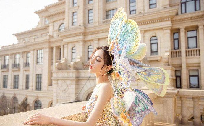 原创             迪丽热巴一袭钻石裙搭配蝴蝶头饰，变身春日里的蝴蝶仙子，好仙美