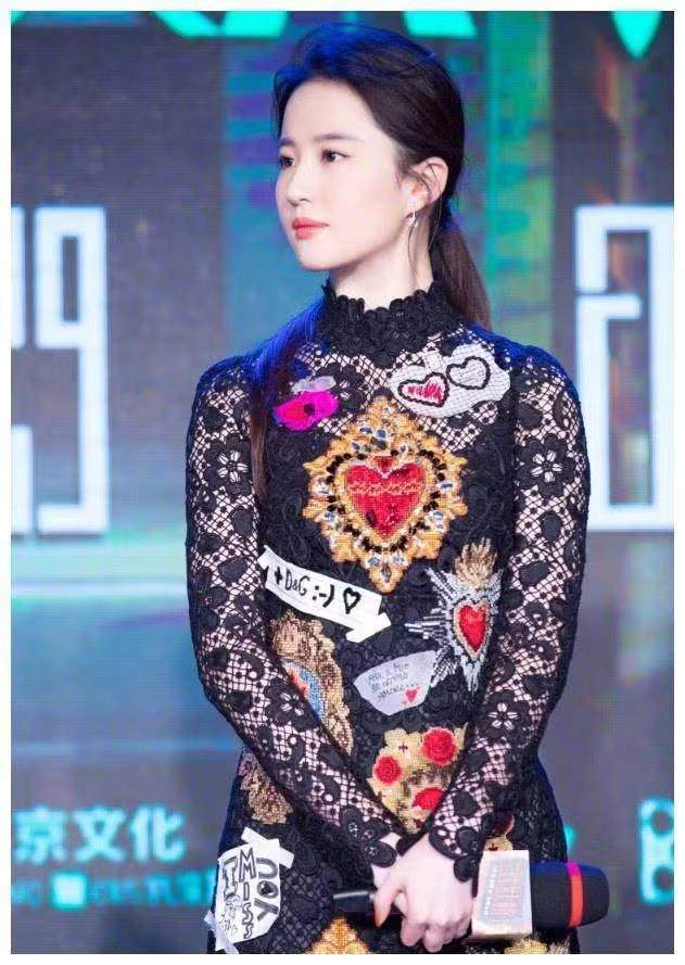 刘亦菲一件羽绒服穿10年不算啥天仙也曾是丑衣服收藏家啊