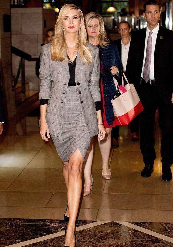 原创伊万卡光脚丫到海滩穿迷你裙曼妙身姿惹眼40岁仍能当芭比