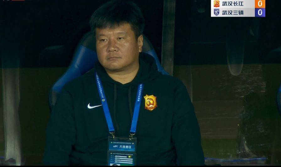 许东和邓涵文都倒在地上,裁判掏出黄牌警告邓涵文,许东直接被担架抬下