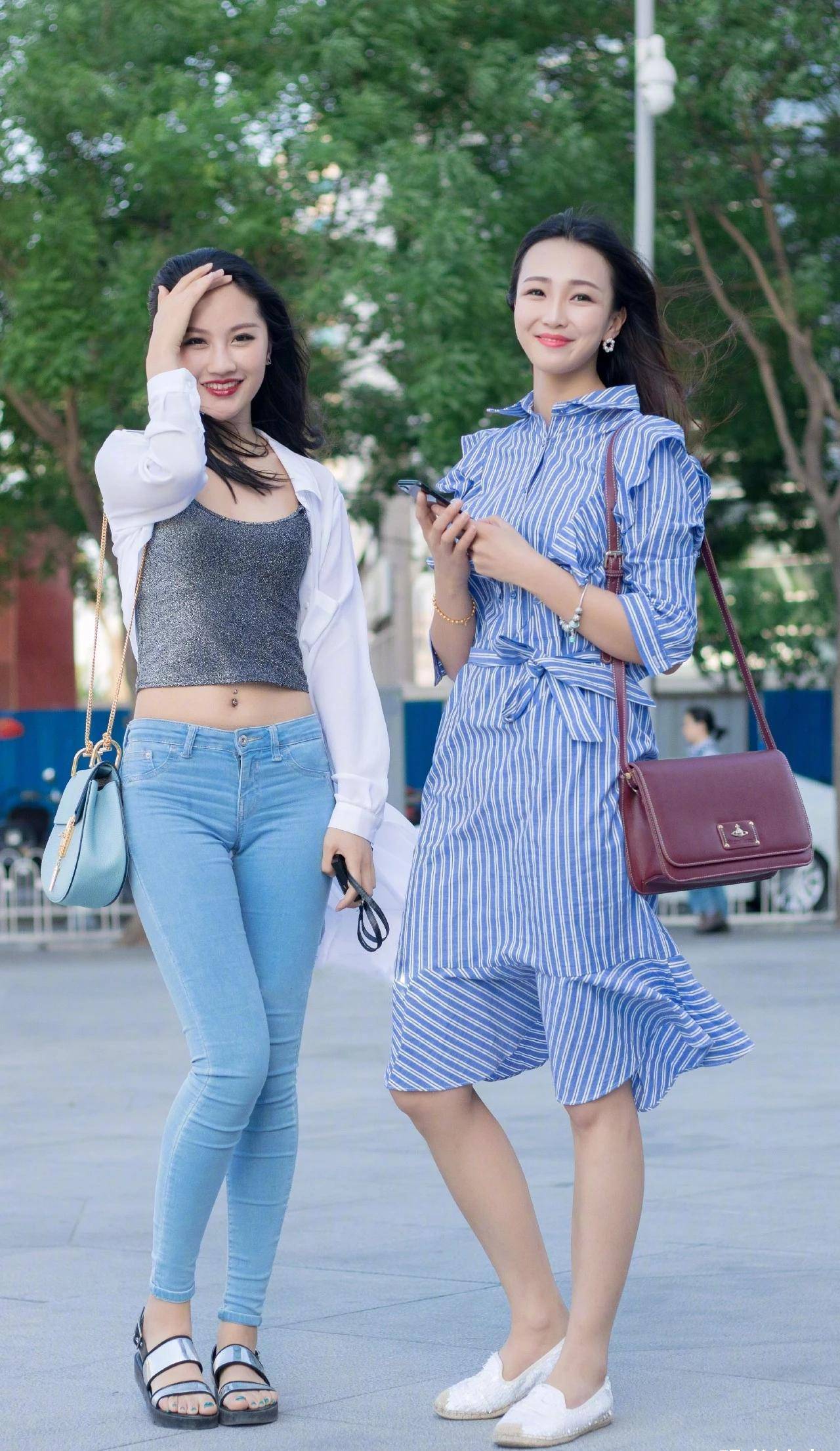 原创结伴逛街的美女闺蜜们青春洋溢的穿搭时尚又迷人