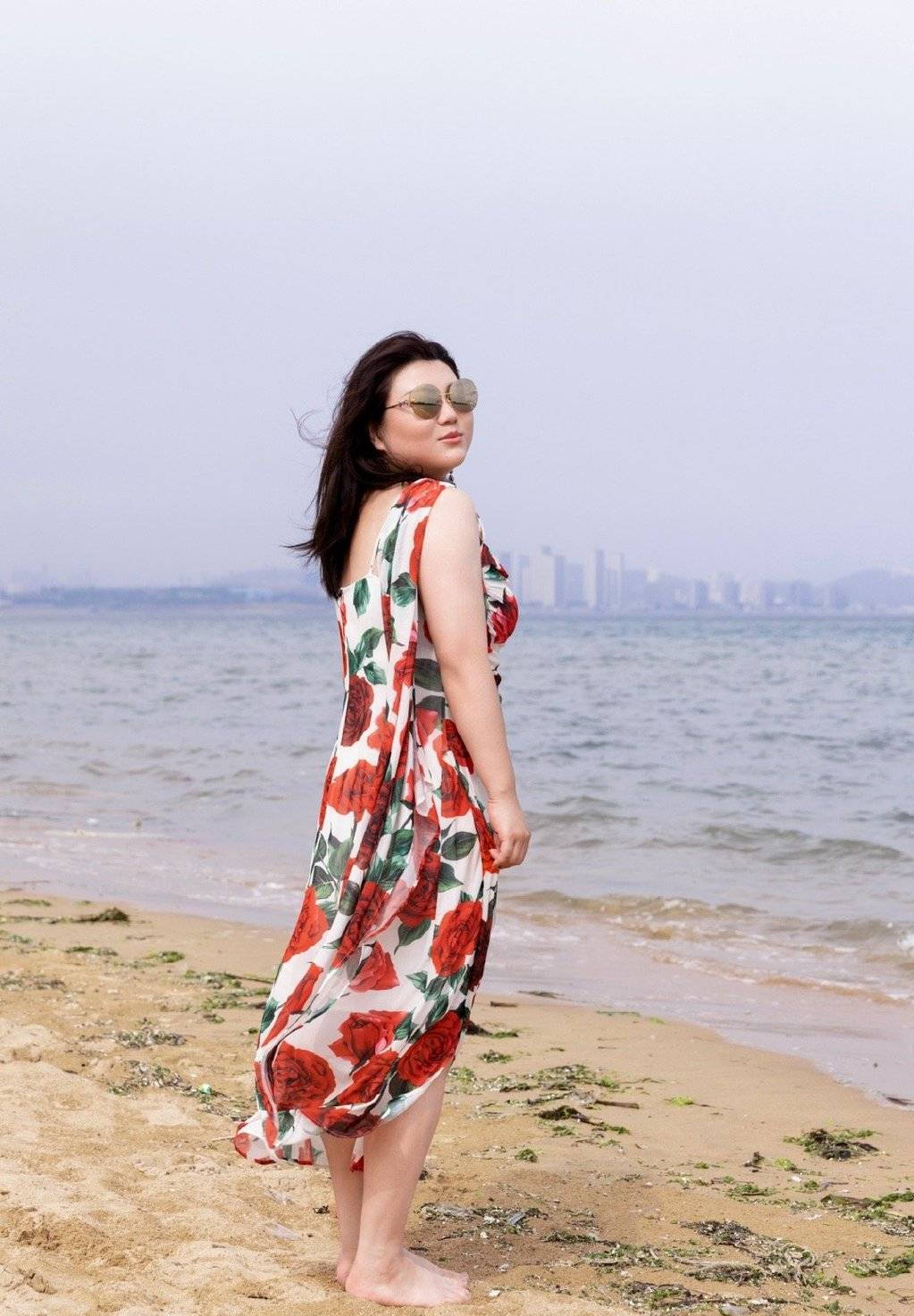 杨天真晒海滩写真大片 称海边就适合风情万种-搜狐大视野-搜狐新闻