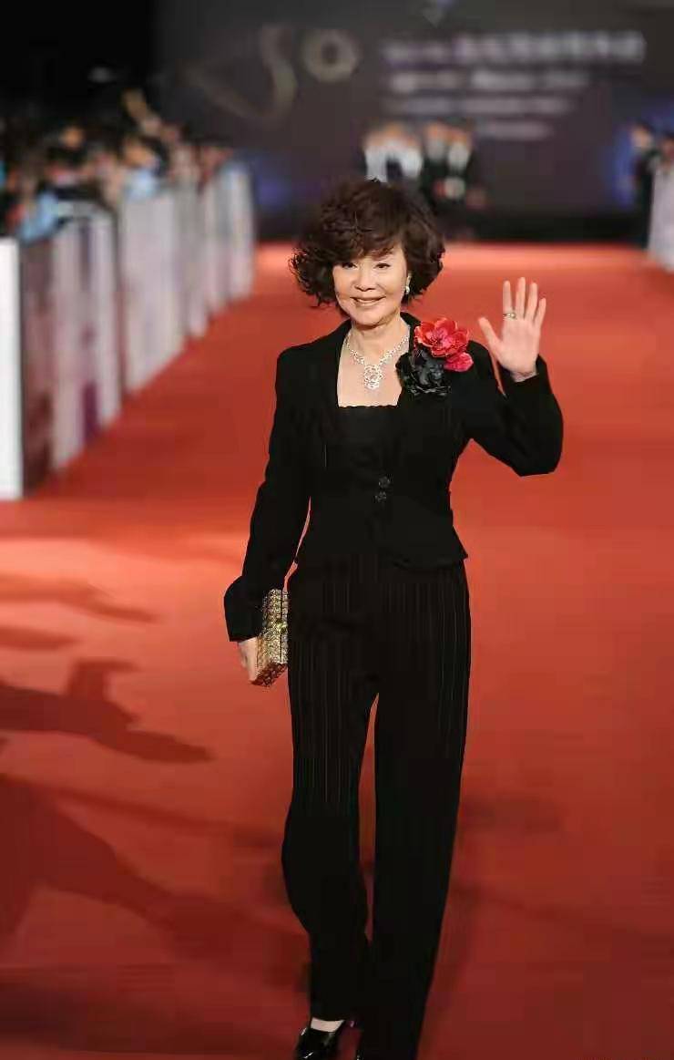 原创潘虹归亚蕾真是美到老穿套装搭披肩优雅有品位戴眼镜有书香气