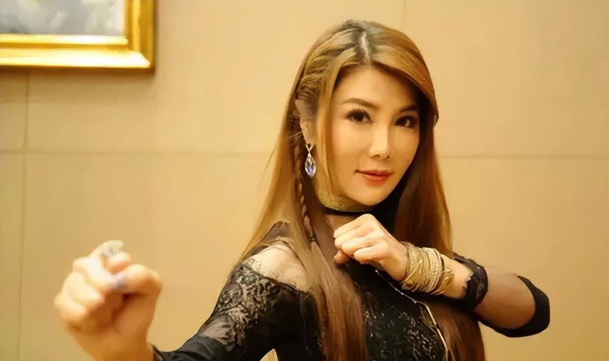 杨丽菁无暇恋爱,等到了恋爱的年纪时,她在《乞丐皇帝》剧组遇到了李志