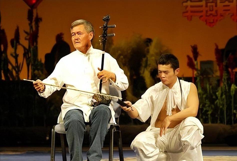 1982年李忠堂馆长为了文艺晚会亲自写了一个小品剧本,名叫《摔三弦》