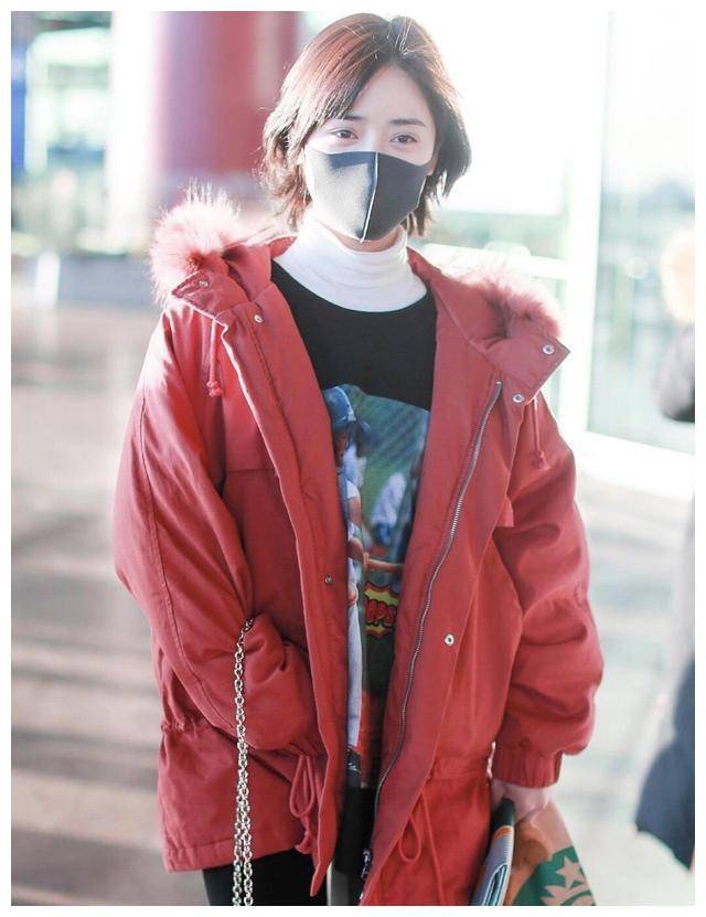 沈月时尚品味开挂,穿红色羽绒服叠穿卫衣走机场,时髦又显气质!