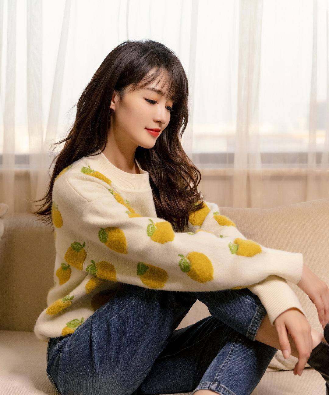 李沁清新糖果色穿搭好美,长发微卷温柔又甜美,俏皮可爱让人爱_时尚