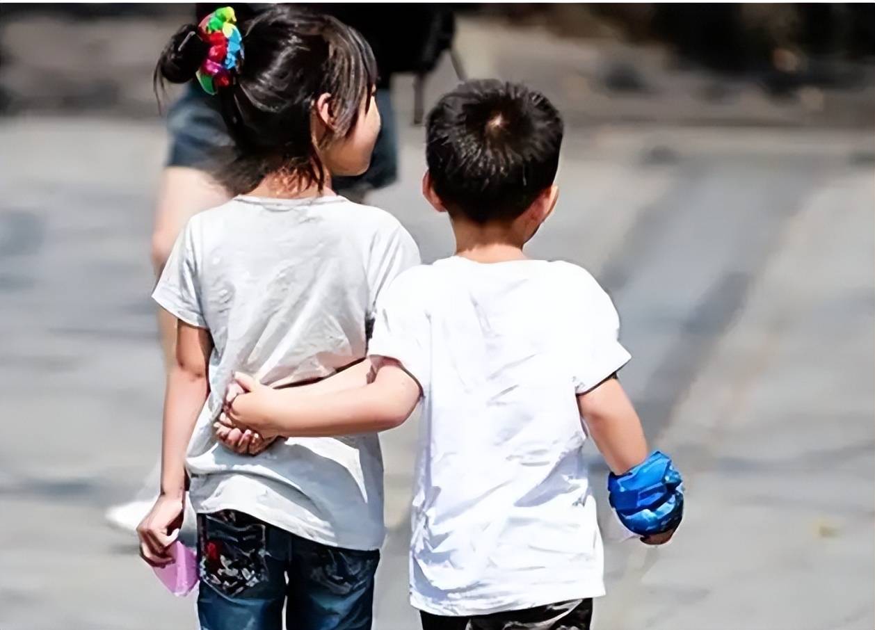 重男轻女成为过去式,二胎家庭出现"新型偏心",家长可收藏_父母_影响