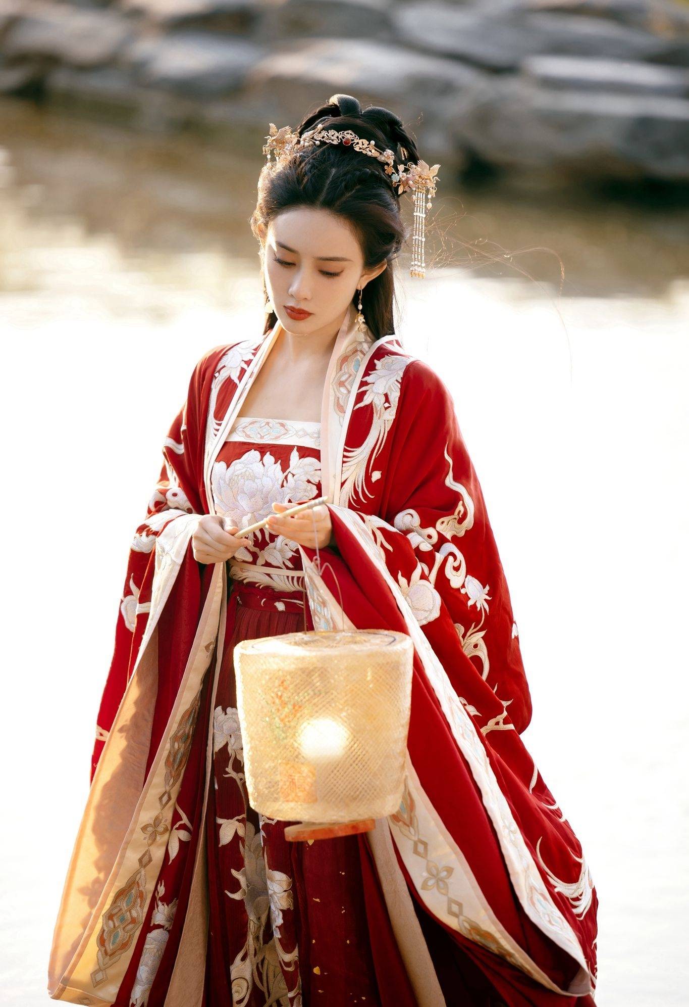 孟子义大红云纹汉服仙气飘飘写真_孟子义_写真