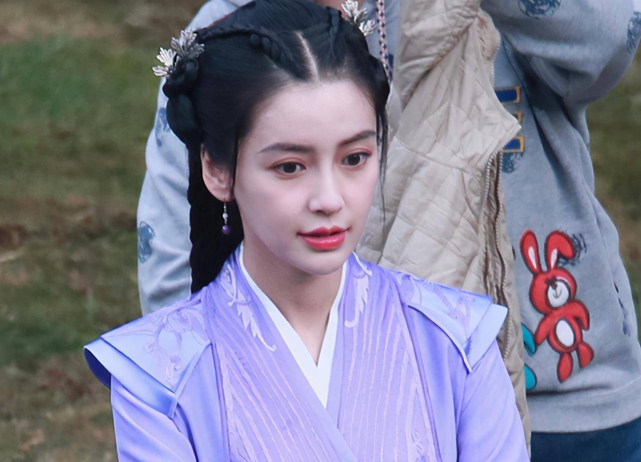 的杨颖造型唯美不落俗,身姿窈窕做风干练,虽说不惊艳但也达到古装水平