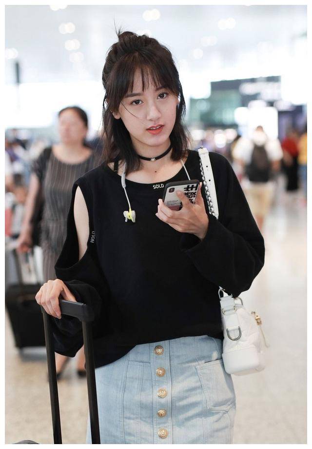 袁冰妍牛仔裤内侧大开叉,配针织衫又甜又飒_黑色_t恤_的设计