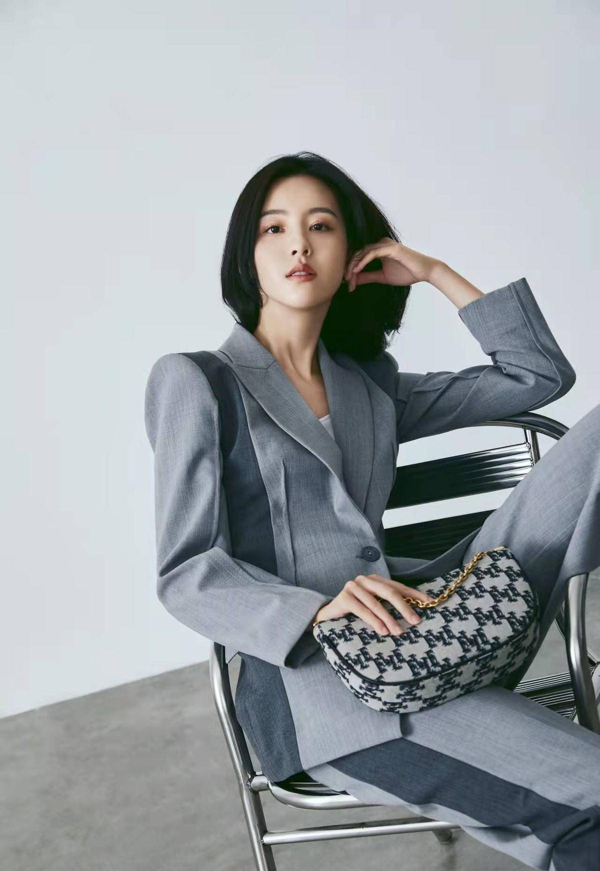 原创陈都灵最新剧照美出圈了古典优雅温婉大方神似敦煌壁画仙女