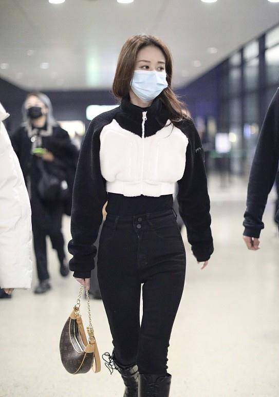 颖儿的"筷子腿"真吸睛,黑色紧身裤配中筒靴秀出好身材,真美