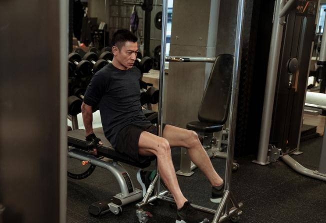 刘德华健身照曝光,身材精瘦肌肉线条优秀,59岁状态似小伙
