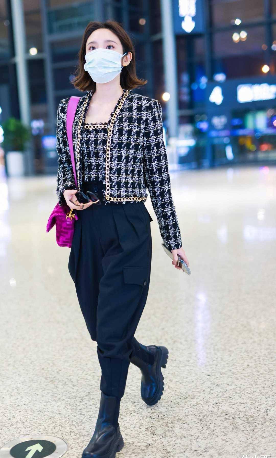 原创唐艺昕婚后越来越美穿小香风外套配工装裤走机场名媛范十足