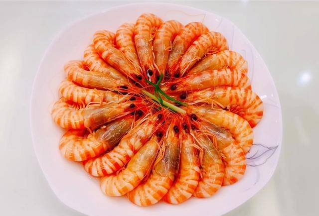 【白灼斑节虾】-食材以及调味料的准备:斑节虾,姜片,葱结,料酒.