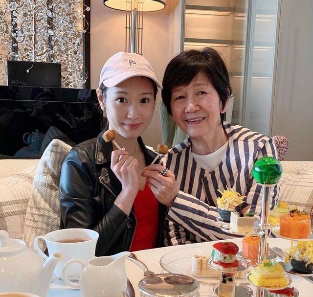 石修妻子生日一家人开心庆祝,夫妻俩与儿子儿媳拍温馨