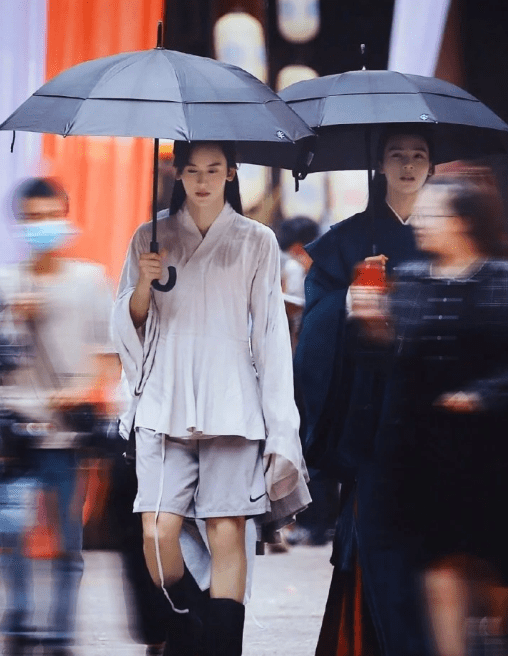 张哲瀚龚俊在拍摄《山河令》时也诞生了撑伞名场面,谦谦公子,温温如玉
