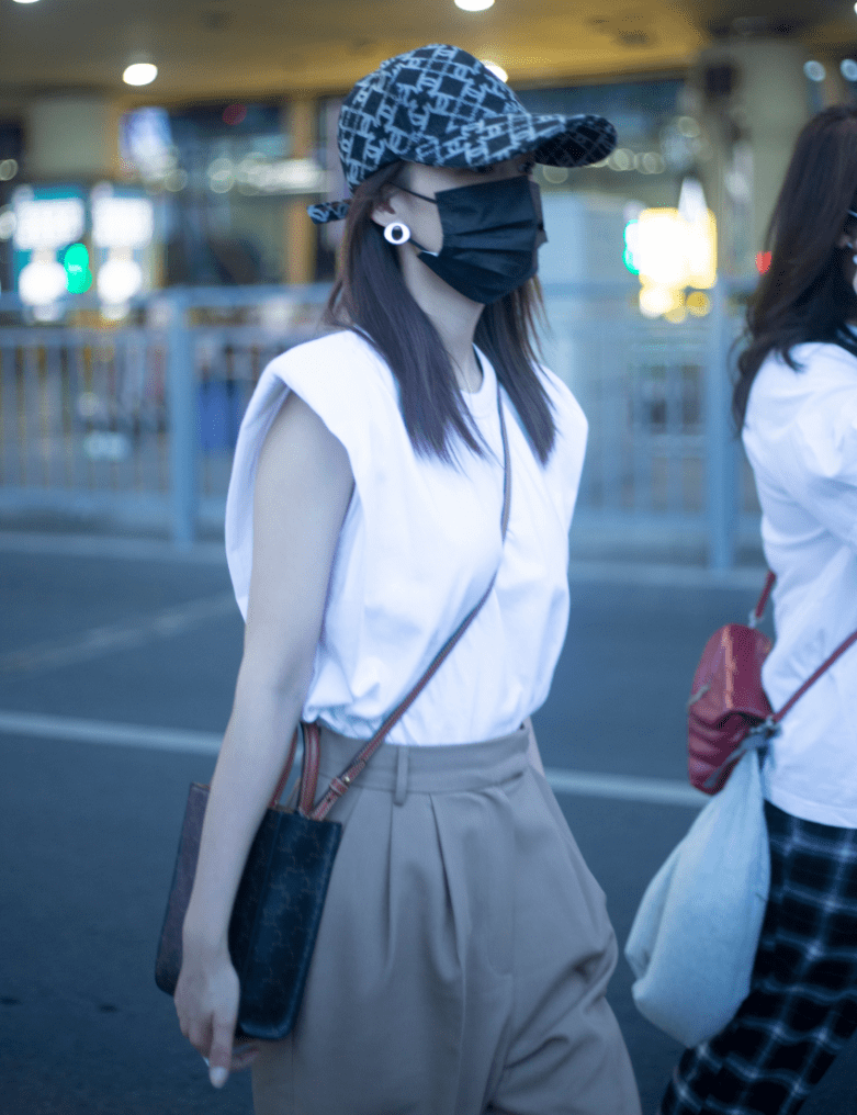 原创肖战参加如梦庆功宴李沁也意外在场他还被泄露行程遭围堵