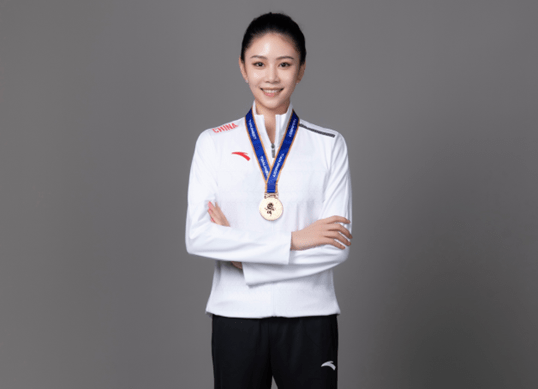 赵敬楠1995年出生在辽宁,身高1米73,双硕士学位,20