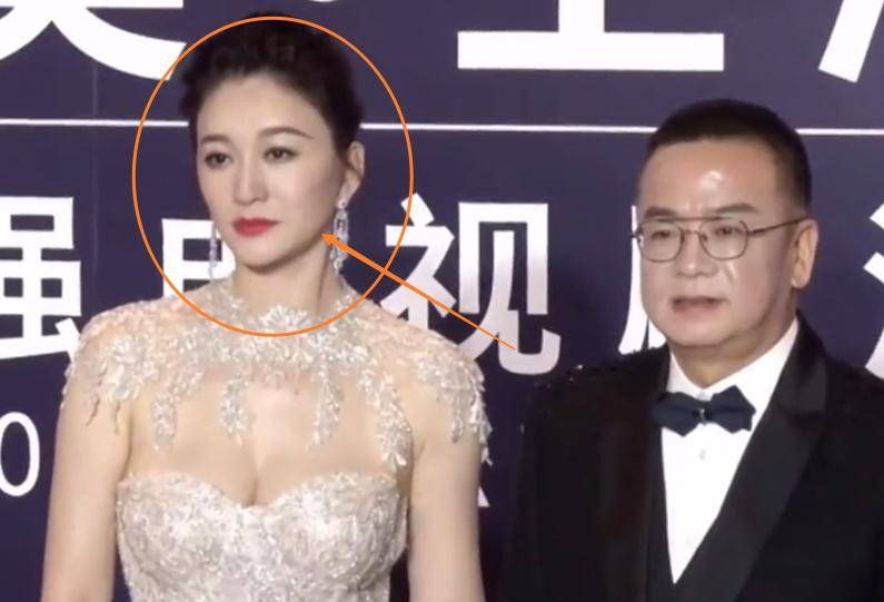 44岁李小冉走红毯被跟拍细看她的状态这怕是富贵花本花