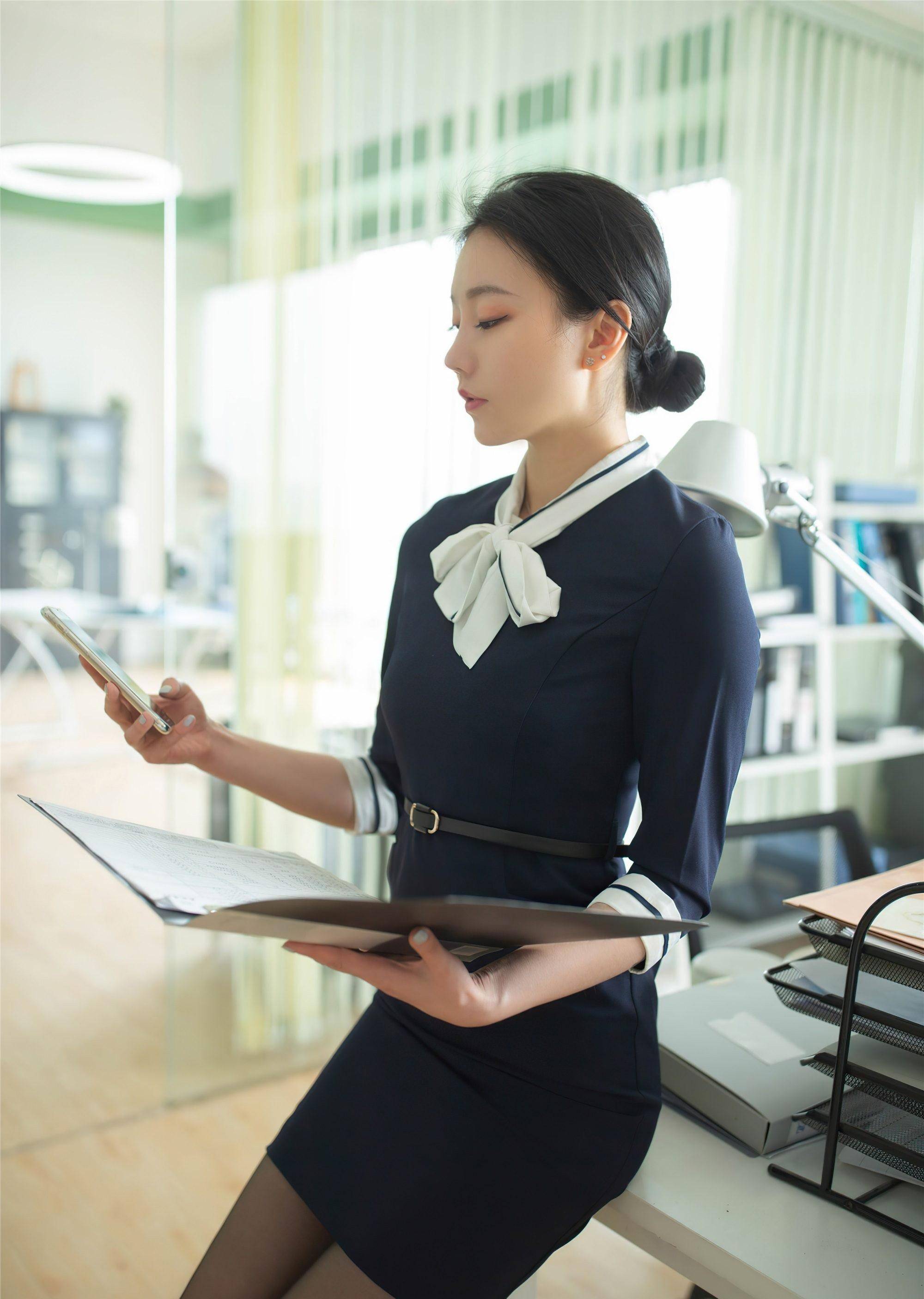 原创办公室里的蓝色连衣裙美女搭配黑色丝袜高跟鞋精致干练时尚迷人