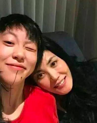 原创王菲有个好女儿被误会是不良嗜好原来她下巴纹身线另有原因