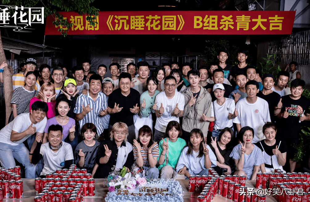 《沉睡花园》b组杀青照释出,龚俊乔欣隔开,却两人cp感溢出了