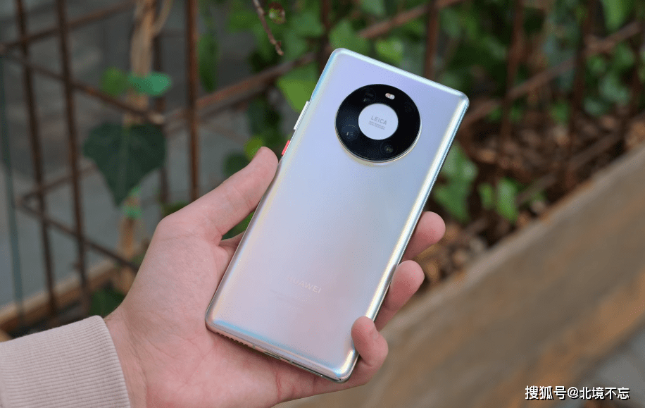 华为麒麟9000手机回归,配置停留在两年前,价格一分未降_mate_pro_屏幕