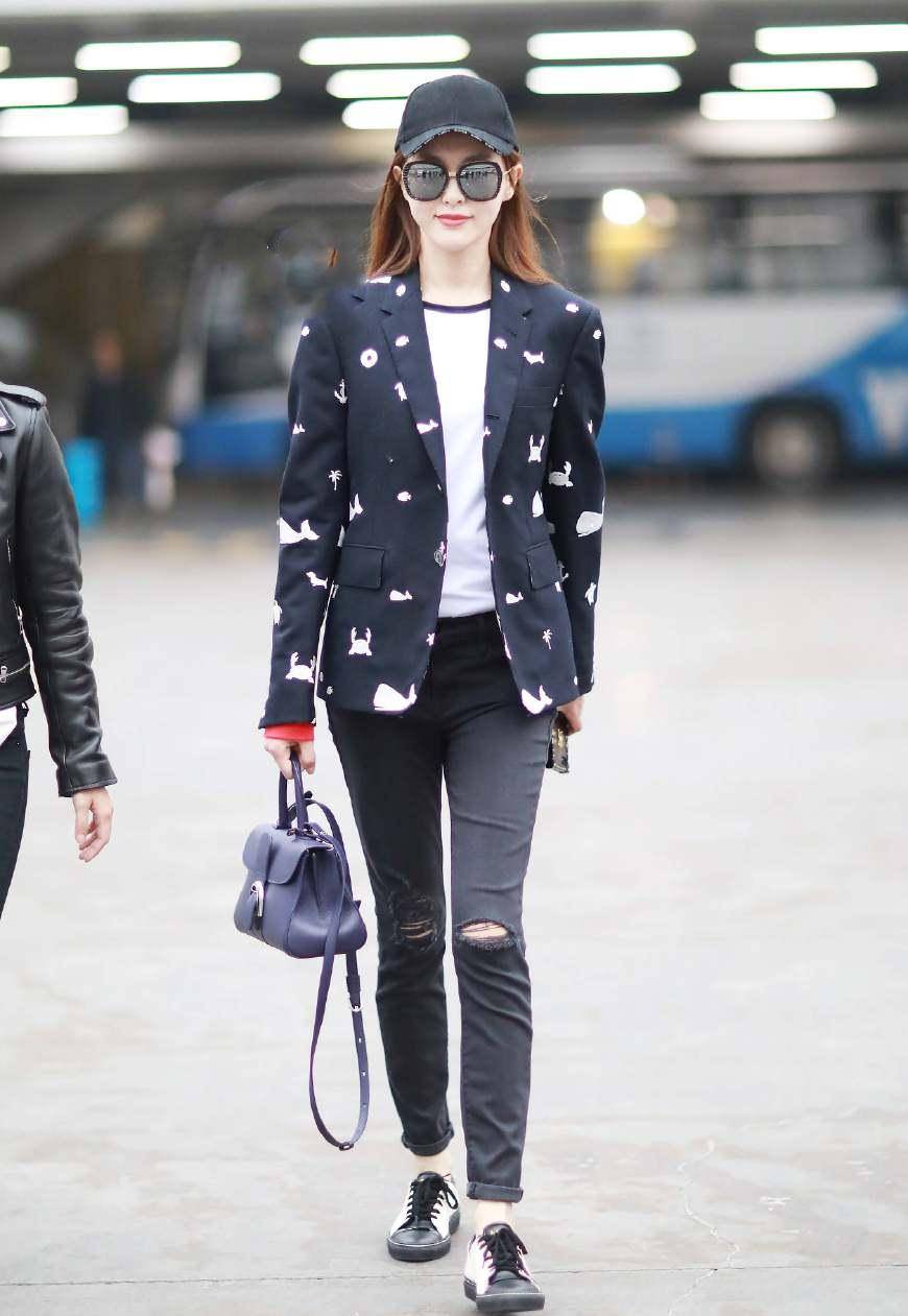 原创颜丹晨生日晒美照穿印花西装藏不住曲线感单手叉腰好飒一女的