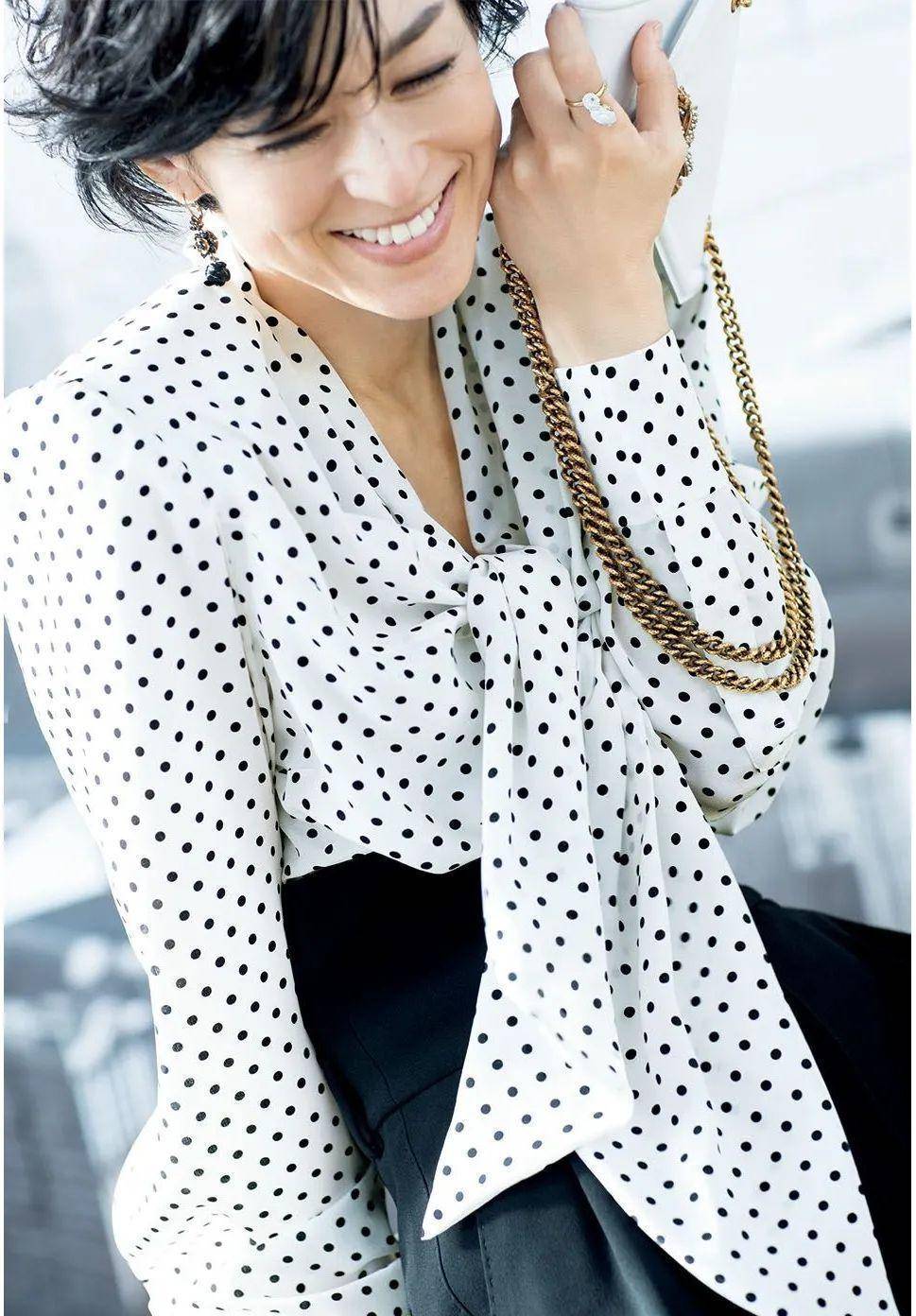 原创看54岁铃木保奈美的春季穿搭简简单单却美得让人心动