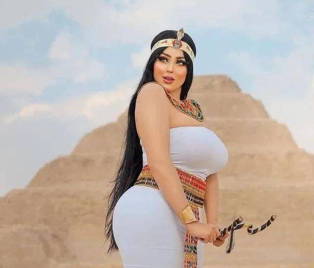 饱满身材魅力十足,坚持健身才是真理_萨尔玛希米_动作_拉力器