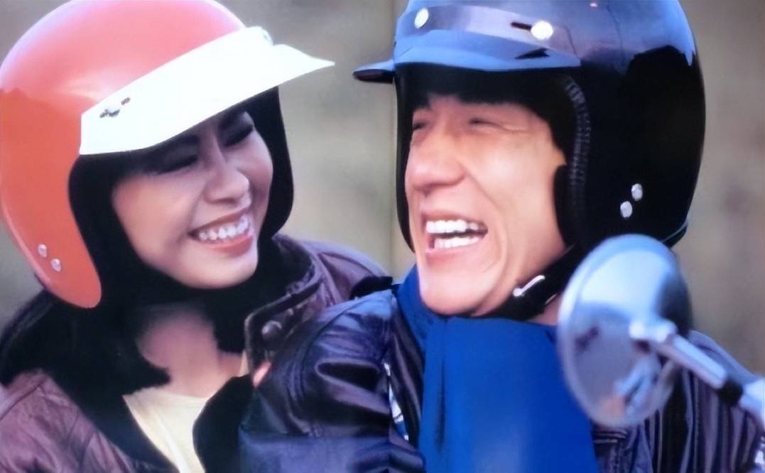 原创港姐杨宝玲携三婚外籍老公外出着泳装秀冻龄身材已移居美国