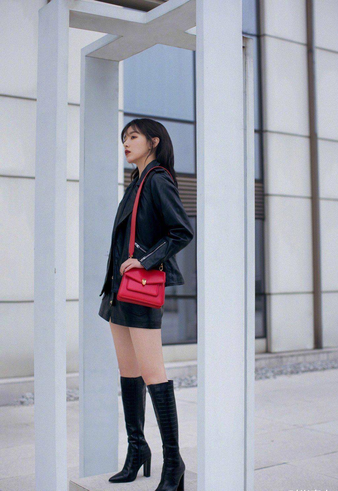 阚清子套装配头巾,国外上世纪复古风,背链条包价值不菲_黑色_高跟鞋