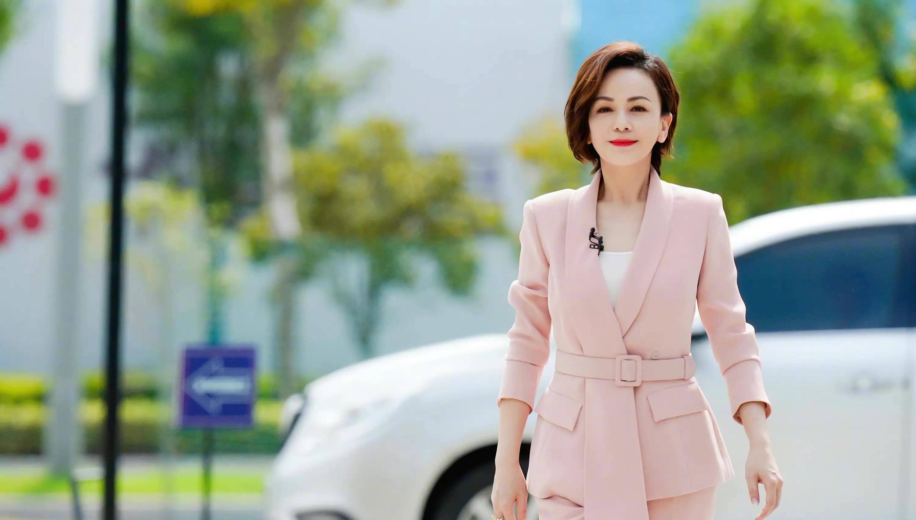 50岁再扮雪姨,王琳身材太好太会扭,同穿旗袍的张庭黯然失色_吴美丽