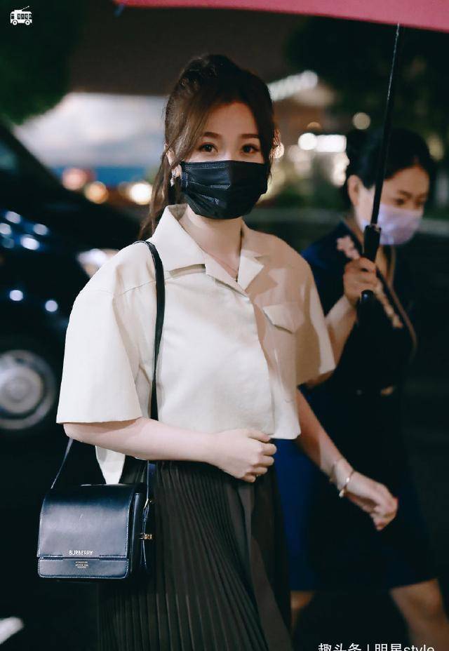 虞书欣是真富婆穿399红裙超有女人味加上配饰差不多五万