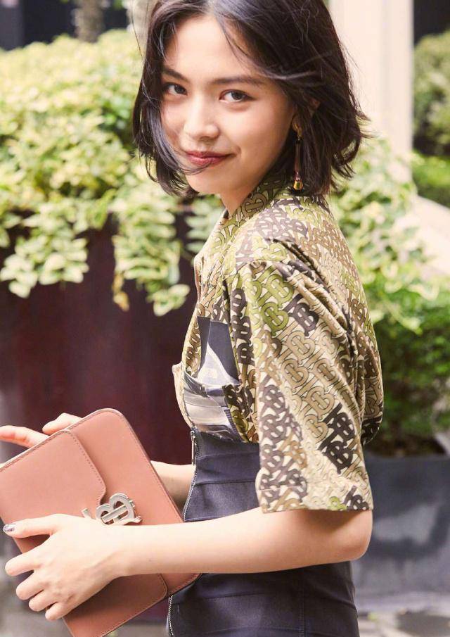 模特赵佳丽完美诠释:胸部以下全是腿_时尚_袜子_衣品真