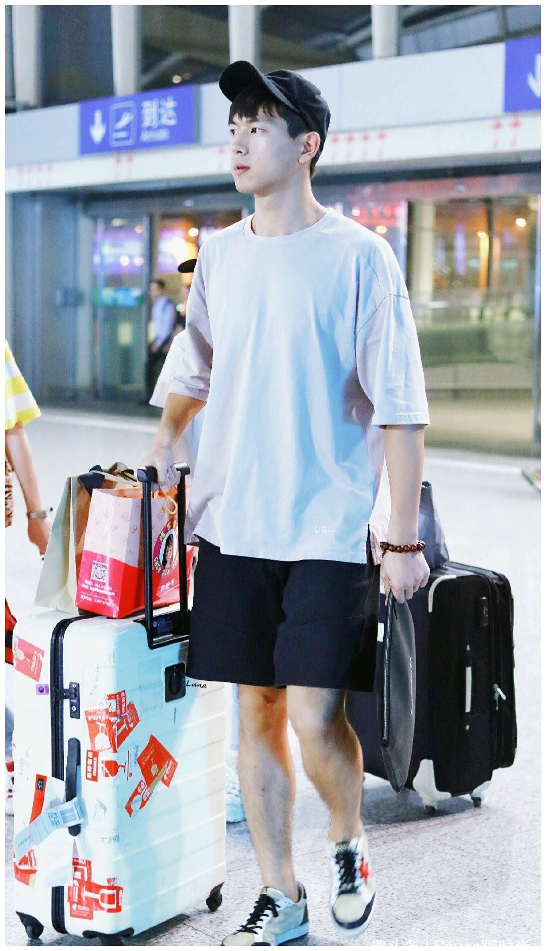 原创李现帅气个又高私服品味也非常不错穿搭非常值得学习