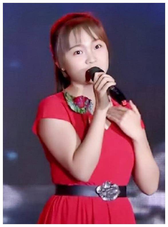 原创21岁林妙可现身活动脚踩15cm高跟鞋敦实的身材再引热议