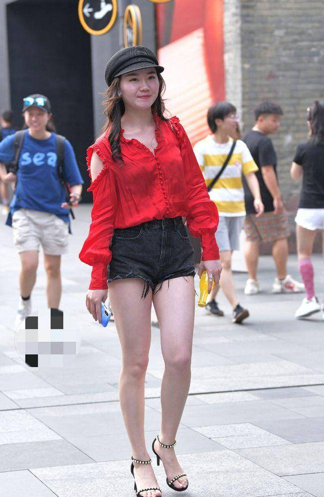 原创街拍美女精致的短裤美女大长腿很是迷人