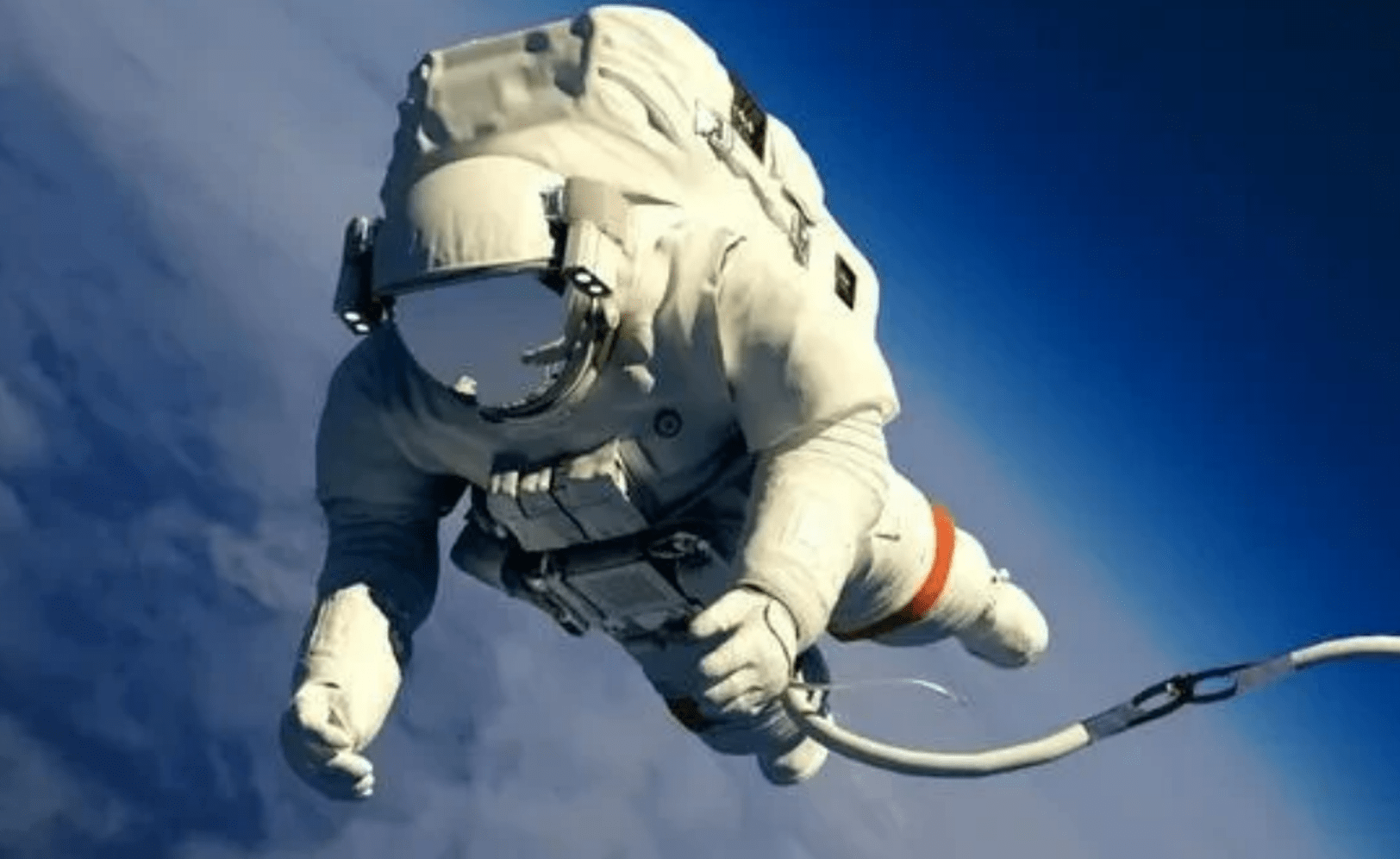 航天员在太空中如果不小心飘离太空飞船该如何重返飞船