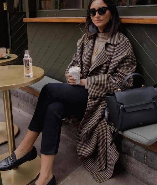 深色衣服怎么搭配才能洋气不老气