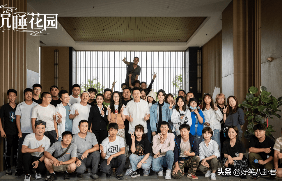 《沉睡花园》b组杀青照释出,龚俊乔欣隔开,却两人cp感溢出了