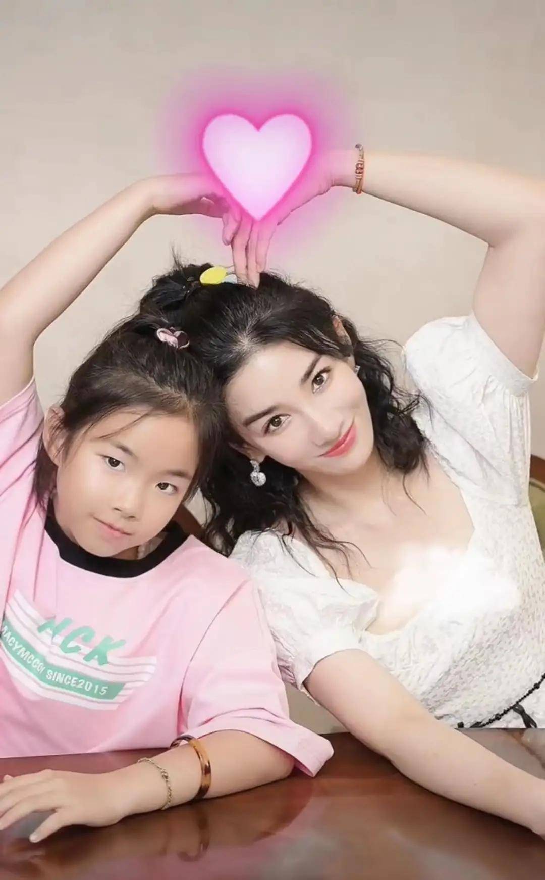 黄奕9岁女儿颜值逆袭,五官长开国际范十足,然而脖子粗壮引担忧_黄芊玲