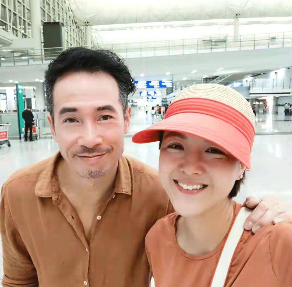 原创陈豪夫妇合体好恩爱陈茵媺娃娃脸不显老妈妈身材自然没遮掩