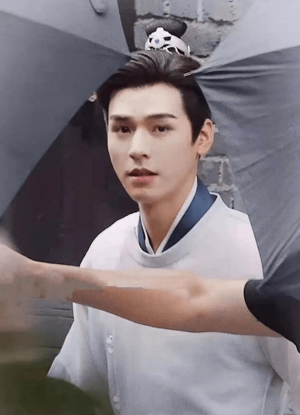 原创龚俊新剧路透被曝帅得肆无忌惮和8朵小花合作cp感都很绝